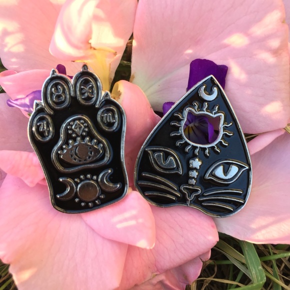 🦇 New Gifty Occult Cat Paw Lapel Pin - Picture 5 of 5